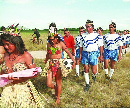 Equipe de futebol da tribo macuxi, em Normandia (RR).