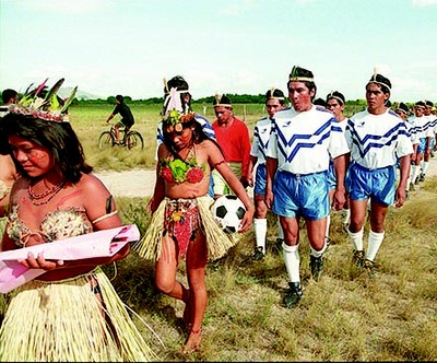 Equipe de futebol da tribo macuxi, em Normandia (RR).