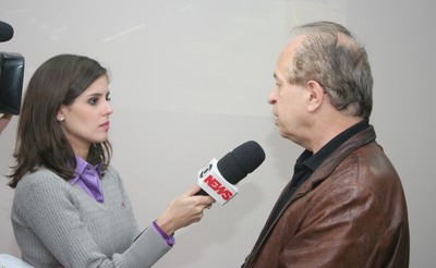 Reporter interviews Renato Janine Ribeiro