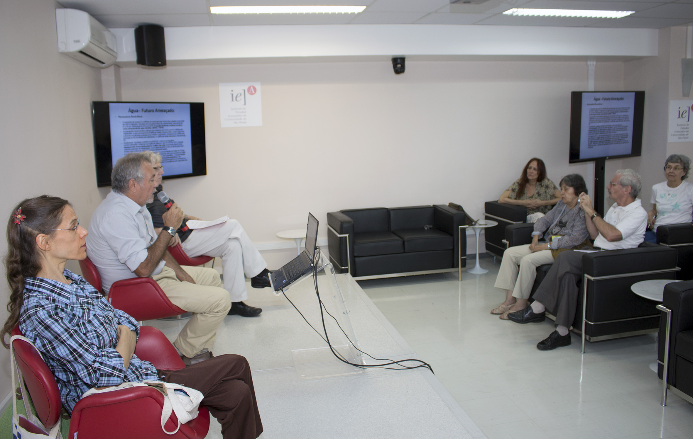 Suzana Prizendt, Marcio Automare and Pedro Jacobi in a debate with an audience member