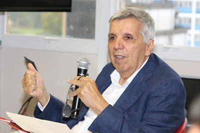 Moderator Álvaro de Vasconcelos explains the debate's dynamics