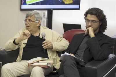 Álvaro Vasconcelos opening his presentation with Geraldo de Campos 