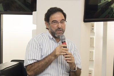 Professor Carlos Armênio Khatounian during the debate