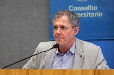 Bernd Kortmann as moderator of the network's regional presentations