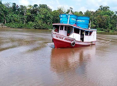 Barco com cisternas na Amazônia