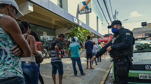 Fila para receber auxílio emergencial em Caruaru