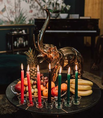 Frutas e velas para a celebração do Kwanzaa