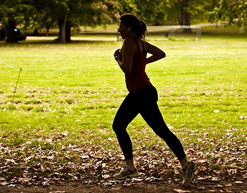Mulher correndo em parque
