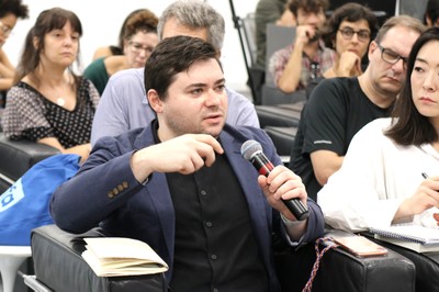 Participante do público faz perguntas durante o debate - 05/02/2020