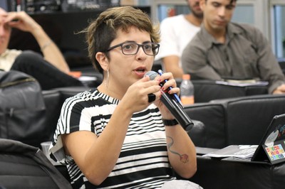 Participante do público fala durante o debate