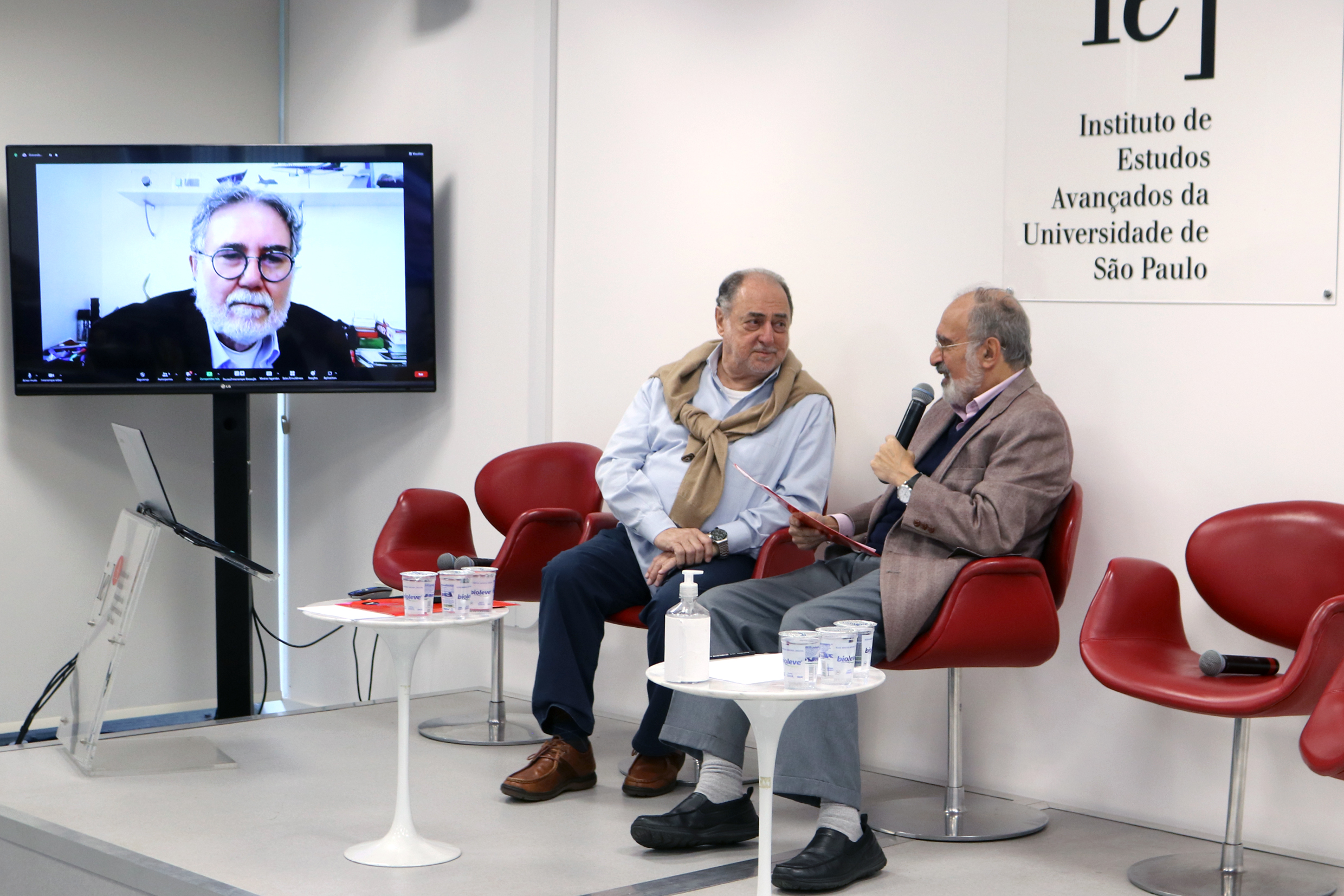 Andrea Calabi, Guilherme Ary Plonski  e Carlos Américo Pacheco , via vídeo-conferência