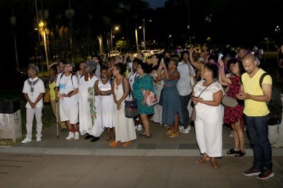 Conceição Evaristo, alunos e convidados, acompanham o Cortejo Ilu Obá De Min