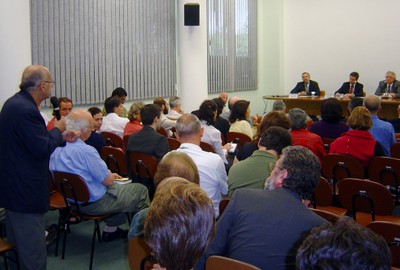 Participante do público debate com expositores