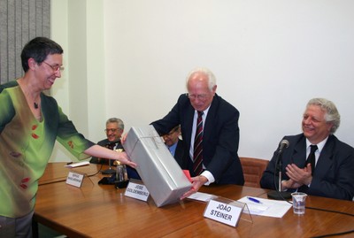 José Goldemberg recebe presente das mãos de Marilda Gifalli em nome do IEA