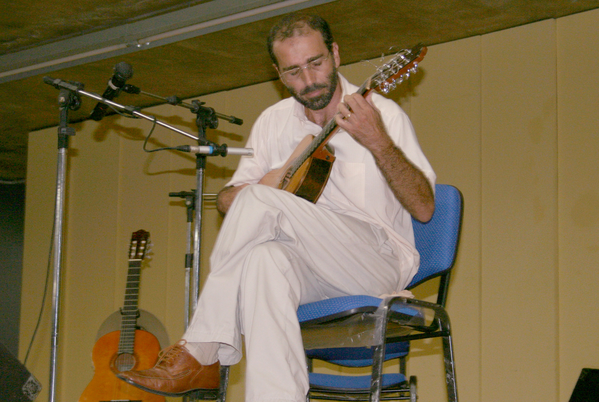 Ivan Vilela durante sua apresentação musical