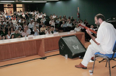 Ivan Vilela durante sua apresentação musical