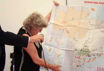 Bertha Becker faz sua explanação com uso de mapa