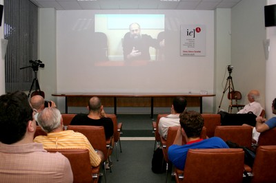 Yochai Benkler inicia sua apresentação via videoconferência