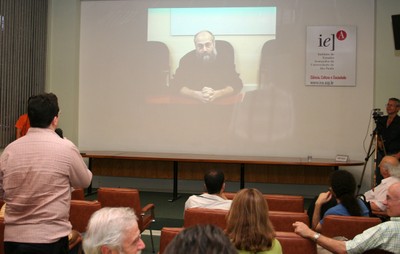 participante do público faz perguntas a Yochai Benkler durante sua apresentação