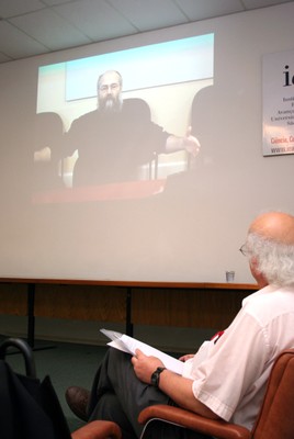 Imre Simon observa apresentação de Yochai Benkler