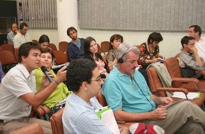 Participante do público faz perguntas durante o debate