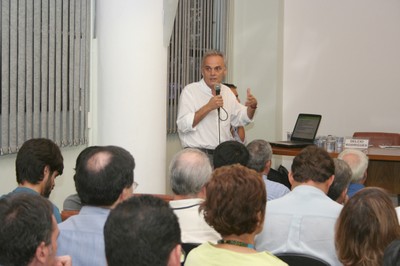 Délcio Rodrigues faz sua apresentação