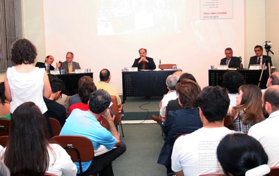 Público participa de debate
