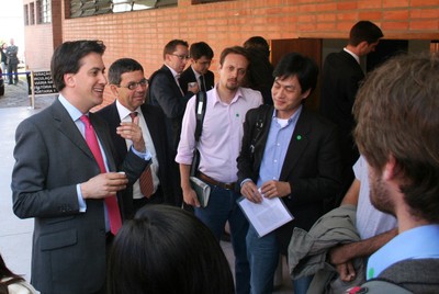 Ed Miliband concede entrevista a jornalistas na saída do evento