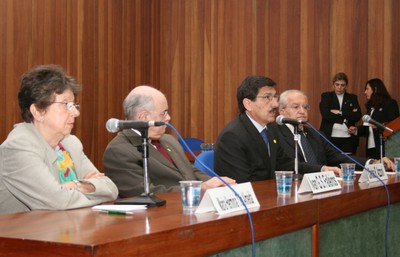 Maria Hermínia Tavares de Almeida, Ivan Gilberto Sandoval Falleiros, Carlos Roberto Azzoni e César Ades