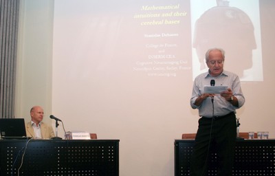 César Ades durante apresentação de Stanislas Dehaene