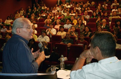César Ades e Sidarta Ribeiro diante do público