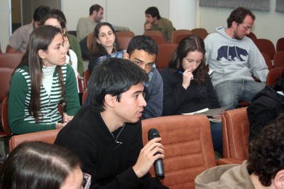 Aluno faz perguntas durante o curso