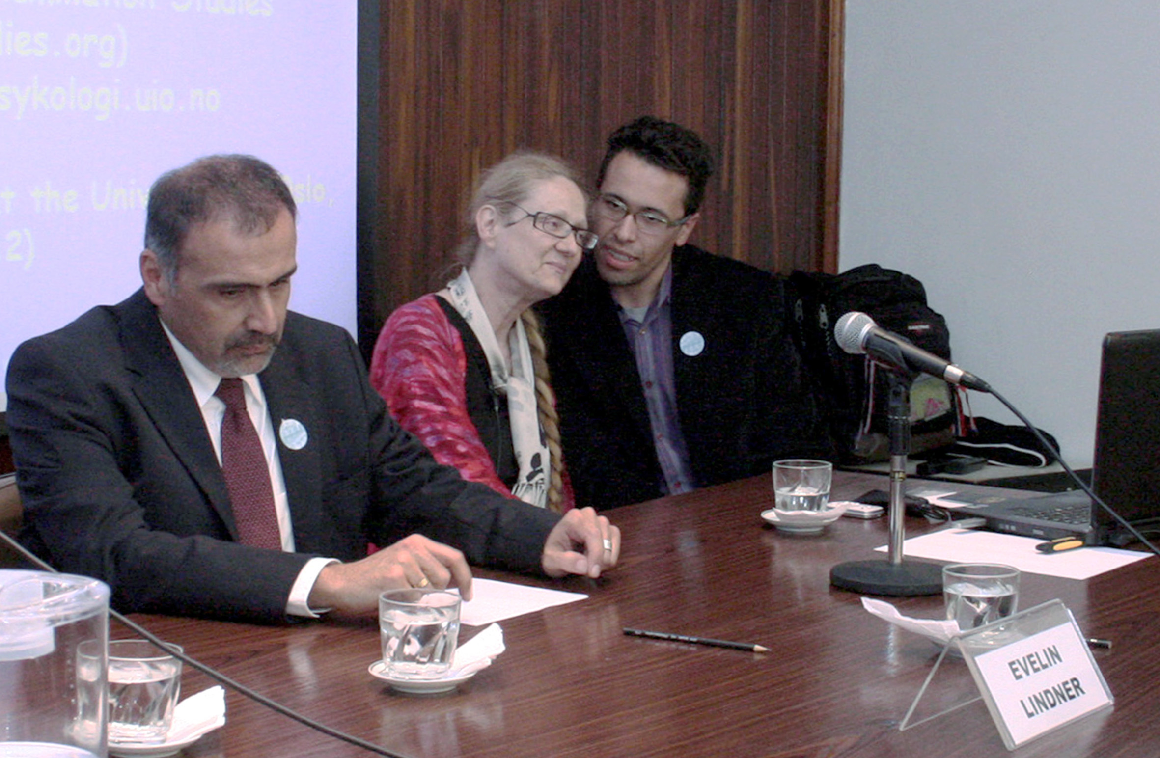 Guilherme Assis de Almeida, Evelin Lindner e tradutor na mesa de abertura do evento