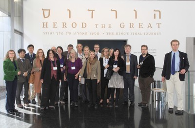 Membros do comitê em frente ao prédio do IEA Israel