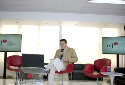Gustavo Andrés Caponi faz sua apresentação no evento