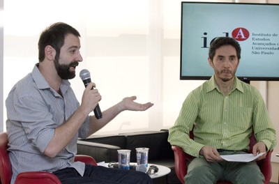 Lorenzo Baravalle faz a apresentação de Hernán Neira, primeiro expositor do evento.