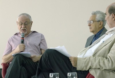 a partir da esquerda, Bernardo Sorj, Alfredo Bosi e Enrique Larretta