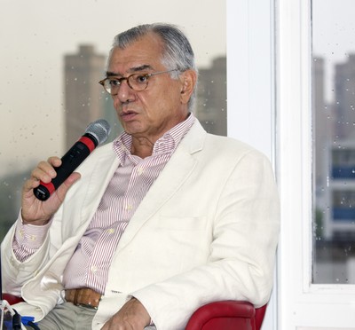 O cientista político José Álvaro Moisés faz a abertura do evento