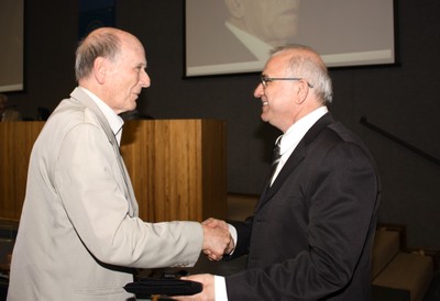 Rui Curi entrega placa comemorativa ao honorário Gerhard Malnic