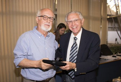 Eduardo Moacyr Krieger entrega placa comemorativa a Carlos Guilherme Mota