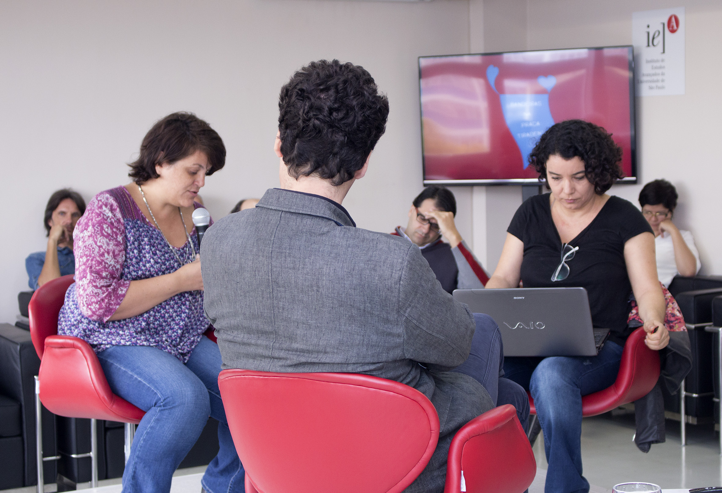 Rossana Reis coordena os trabalhos no evento Memória, arte e educação.