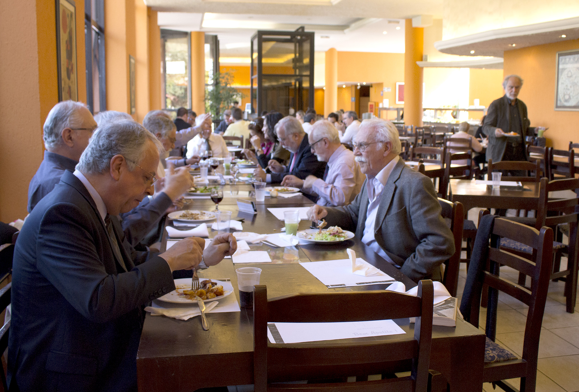Participantes almoçam após evento