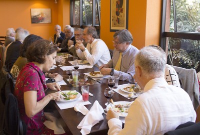 Participantes almoçam após evento