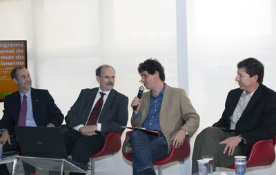 Mario Sergio Salerno apresenta conferencista e debatedores