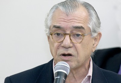 José Alvaro Moisés moderou o encontro para discutir a greve na USP