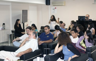 Participante do público faz perguntas durante o evento