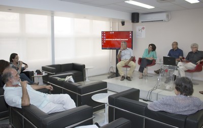 Márcio Automare, Daniela Campos Libório Di Sarno, Wagner Costa Ribeiro e Pedro Jacobi, durante debate com o público