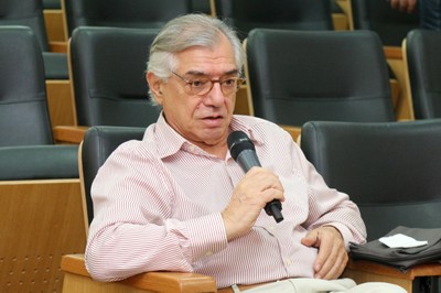José Álvaro Moisés participa do debate