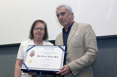 José Teixeira Coelho Netto recebe das mãos de Margarida Kunsch o Título de Professor Emérito