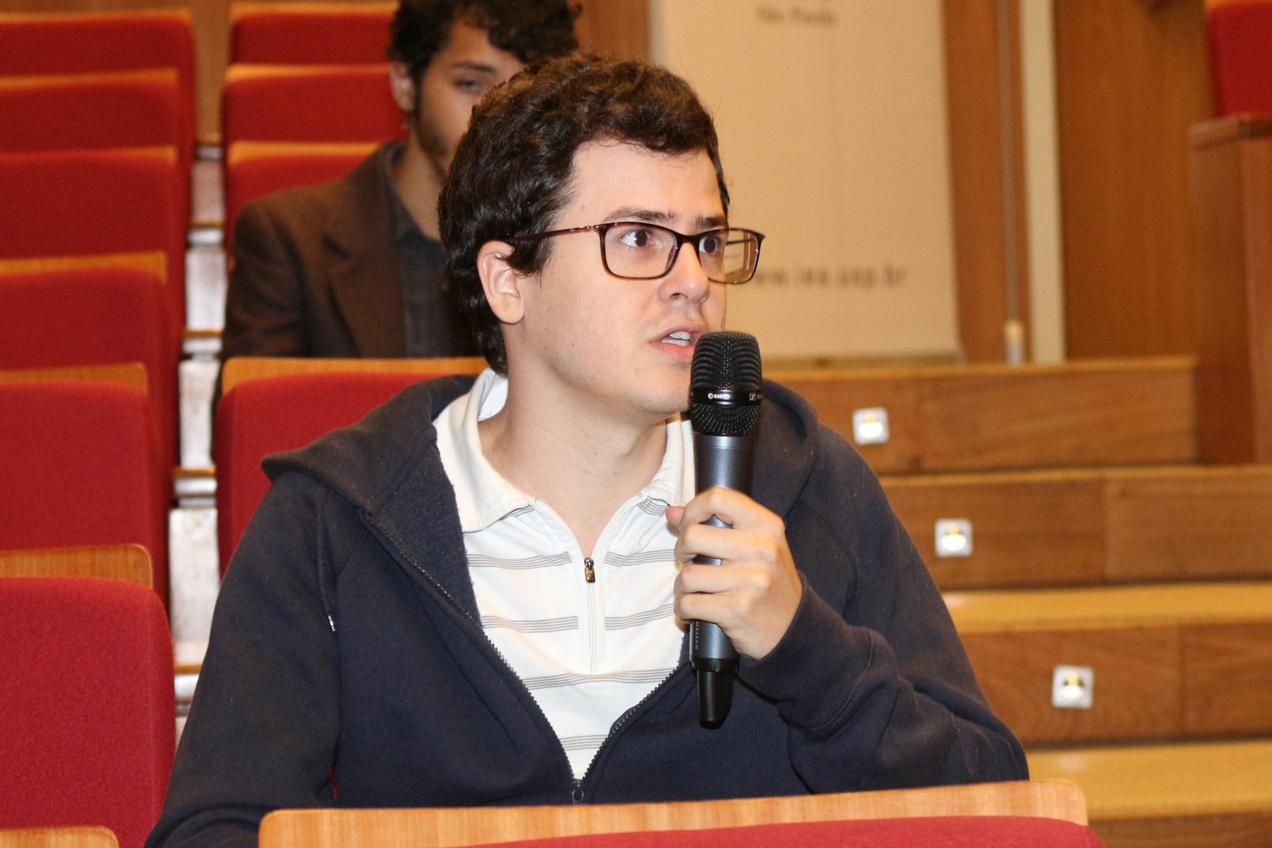 Ian Marques Porto Linares faz perguntas durante o debate